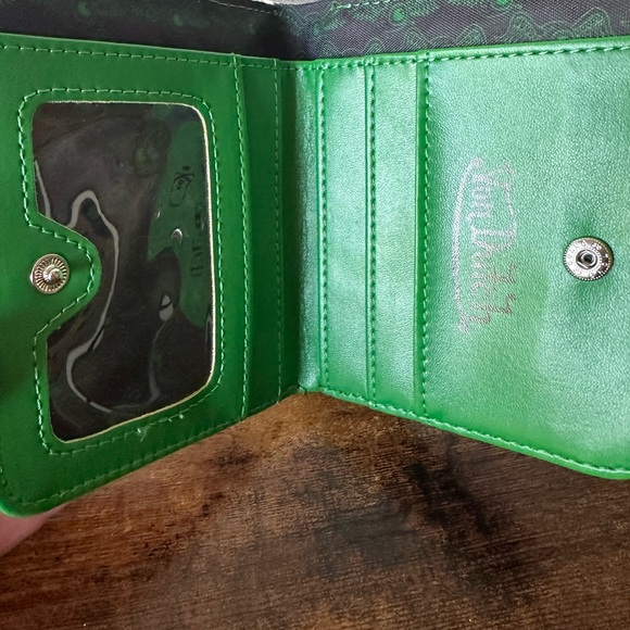 Von Dutch Black & Green Cheetah Print Women’s Wallet Patch Logo Faux Leather NWT - Picture 6 of 9